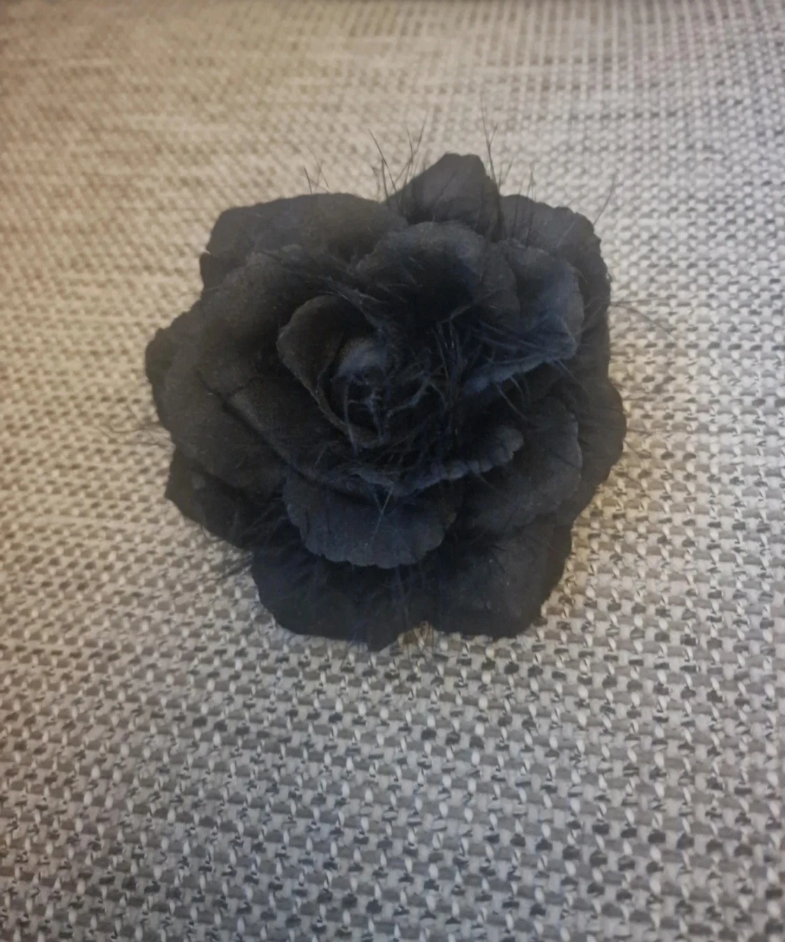 Svart hårblomma / brosch