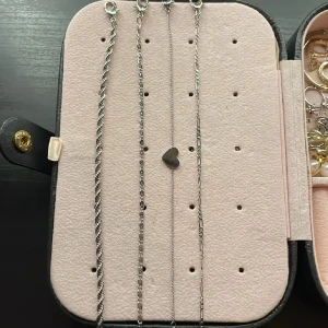 Fyra silverfärgade armband - Säljer fyra stilrena armband i silverfärg. Perfekta för att mixa och matcha till din egen stil.