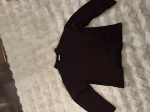 Mörk vinröd stickad tröja Gina Tricot - Snygg mörk vinröd stickad tröja från Gina Tricot i storlek XS. Tröjan har rund hals, ribbade muddar och långa ärmar. Perfekt för dig som gillar en enkel men stilren look med lite oversized känsla. Materialet är mjukt och värmande ull.