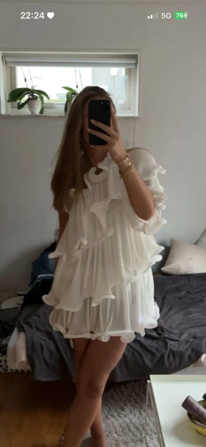 Vit volangklänning med ruffle-detaljer - Superfin vit kortklänning med flera lager av volanger, perfekt till studenten! 🤩