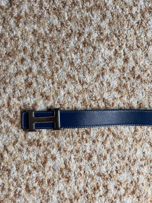 Mörkblått H bälte  - Säljer mörkblått Herrmes bälte i storlek 115cm. Det är i mycket bra skick och säljer det pågrund av reselling. Kom privat för fler frågor. 