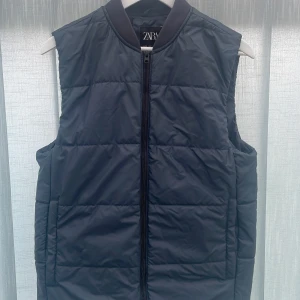 Väst Zara - Säljer nu denna väst från Zara i marinblå perfekt inför våren | skicka 9/10 har inga hål eller defekter | Skulle säga den passar för 172-178| Pris går att diskutera | Hör av dig vid funderingar 💭