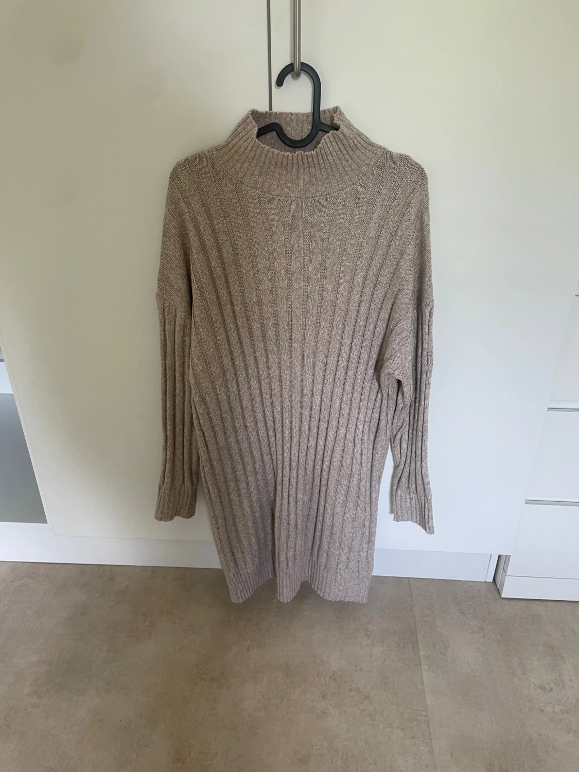 Beige ribbstickad klänning - 1