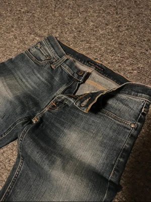 Nudie jeans - Beskrivning Extremt bra skick, i stort satt som nya. Hor av er vid funderingar!! Strl 29/34 men passar mer som 30/32 skulle jag säga