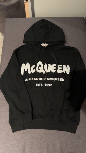 Svart hoodie Alexander McQueen - Svart hoodie från Alexander McQueen. Har aldrig använt den säljer den för att den inte passar mig. Skriv i dm vid funderingar✌️