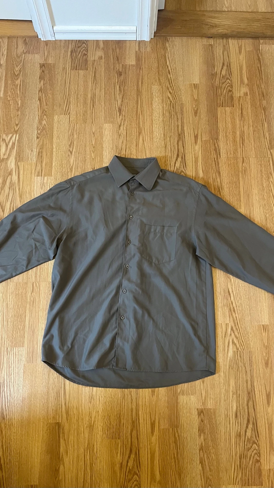 Grå skjorta från MyWear, storlek L