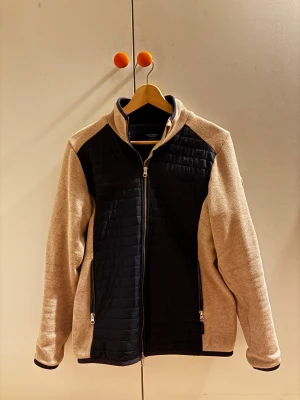 Holebrook cardigan  - Säljer nu min holebrook jacka som har otroligt bra kvalité och är perfekt nu för våren. Det är storlek M men sitter som S, priset går att diskutera såklart 🤗|| hör av er vid minsta fundering 😁