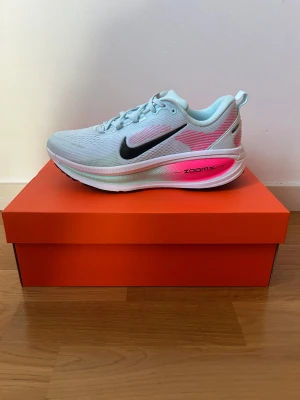 Nike Vomero 18, löparskor, blå, EUR 42 - Nike Vomero 18 - helt nya (42) - Perfekt julklapp Oanvända Nike Vomero 18 i en blå färg. Lätt, mjuk och stabil löparsko med riktigt bra dämpning. Kommer självklart i originalkartong.  • Oanvända • Originalkartong • Premiumkomfort • Perfekt julklapp  Snabb affär - först till kvarn!