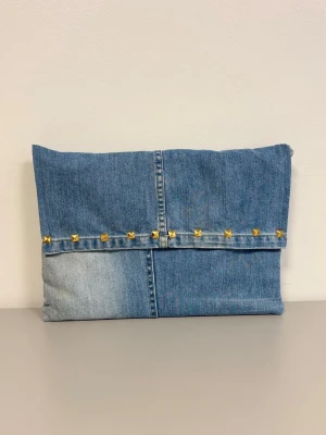 Datorfodral 💙 - Ljusblått datorfodral av återvunna jeans med filt och silke inuti, guldiga nitar och magnetisk knapp!💙 Fodralet är ca 37x27 cm🌟