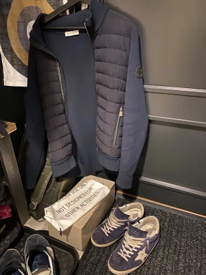 10kr - Moncler jacka, golden goose 