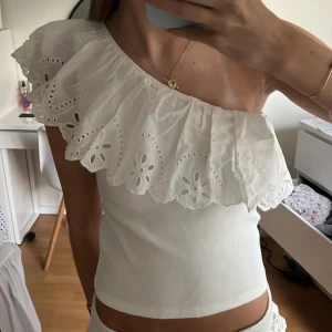 Vit oneshoulder topp - Vit oneshoulder topp från zara 🤍🤍 nyskick!!