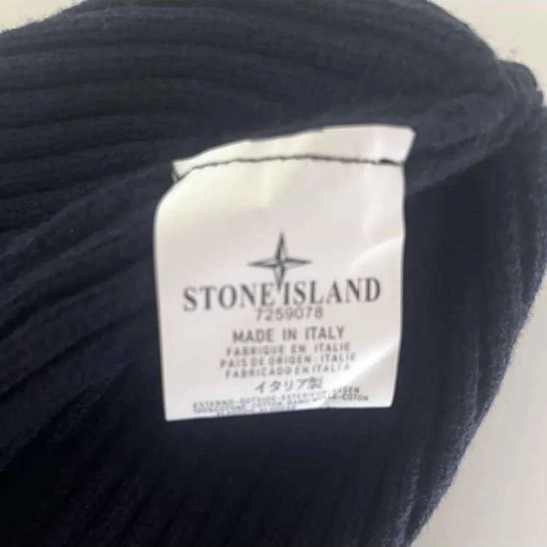 Svart ribbad mössa från Stone Island - 2