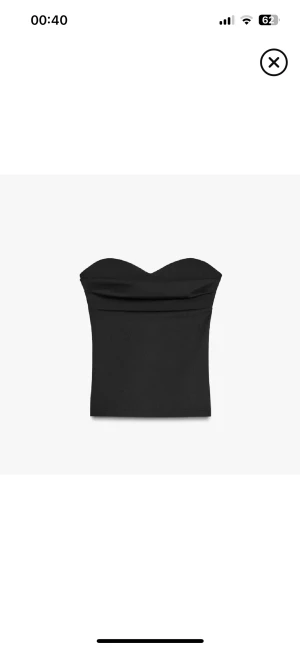 Svart bandeau tubtopp - Säljer en svart bandeau tubtopp med snygg sweetheart-urringning. Toppen är axelbandslös och har en stilren, tight passform som sitter perfekt. Perfekt att matcha med höga jeans eller kjol för en trendig look.