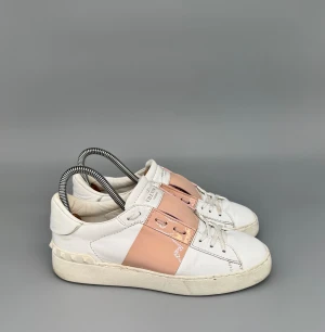 Valentino Open | 37.5 - Valentino Open Sneakers | Fint skick och eftertraktad färg! | Storlek 37.5, passar 37.5-38 | Endast skorna ingår | INGA BYTEN | Fraktar spårbart eller möts upp i Täby | Hör av er vid funderingar🙌