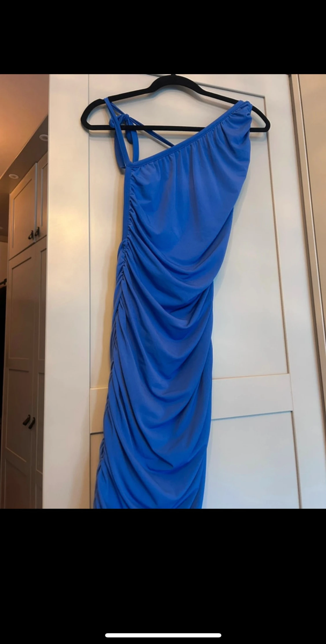 Blå one shoulder långklänning