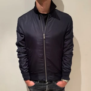 Mörkblå jacka från J. Lindeberg - Snygg mörkblå jacka från J.Lindeberg! Helt ny med tag kvar. Storlek S. Nypris 3000kr. Vid fler frågor, skriv gärna privat // AR