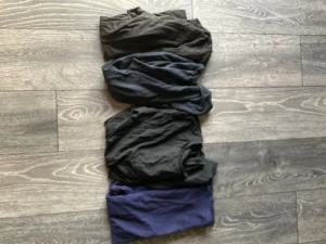 Svarta och blå t-shirts i bomull - Fyra t-shirts i olika nyanser av svart och blått. Alla är klassiska kortärmade modeller i mjukt bomullstyg, perfekta för en chill och enkel stil. Passar dig som gillar basic och neutrala färger. Snygga att matcha med jeans eller shorts.