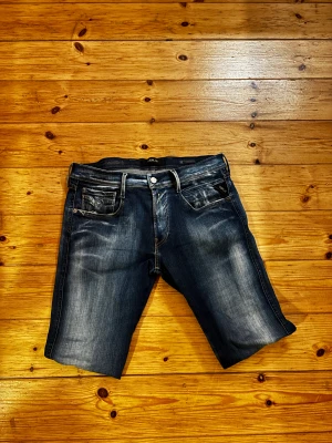 Replay Hyperflex jeans blå 33/34 - Säljer ett par Replay Hyperflex jeans i mörkblå tvätt med snygga slitningar och kontrastsömmar. Modellen har klassiska fem fickor, raka ben och bekväm stretch. Perfekt för dig som vill ha både stil och rörelsefrihet.