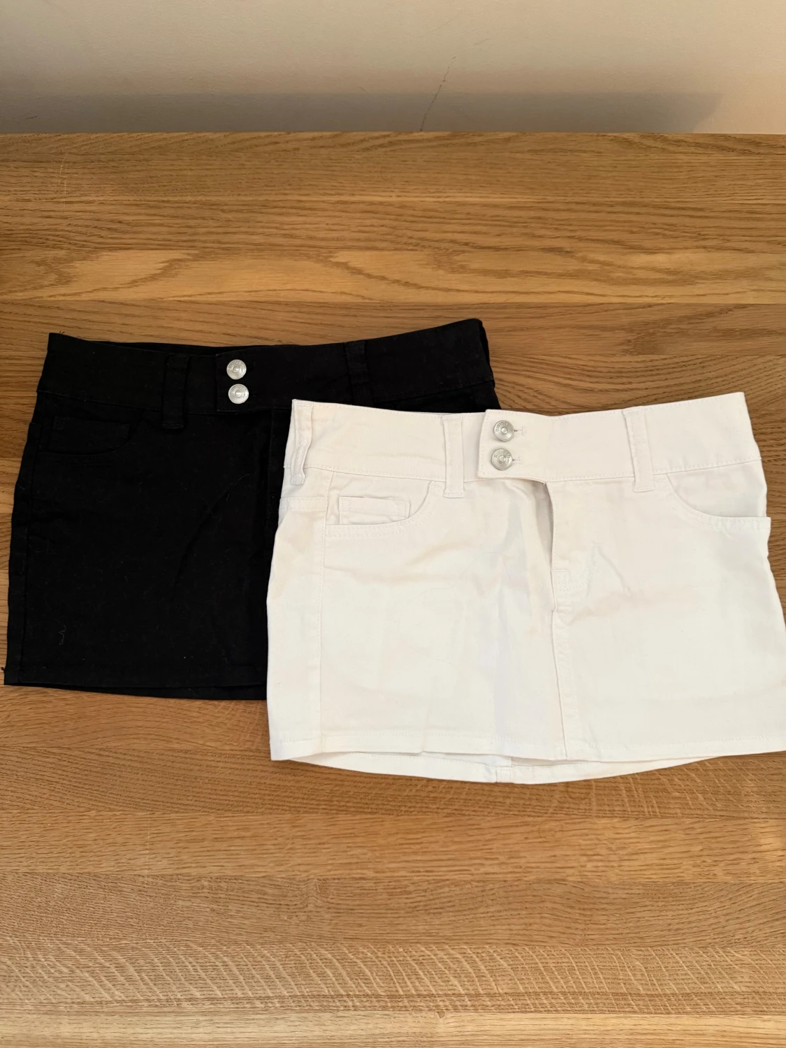 Svart och vit minikjol med fickor - 1