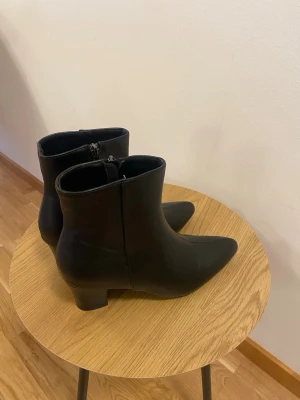 Stövletter med klack - Svarta stövletter med spetsig tå och klack, helt nya och oanvända. Storlek 39-40. Mycket sköna pga rätt låg men snygg klack 🌸