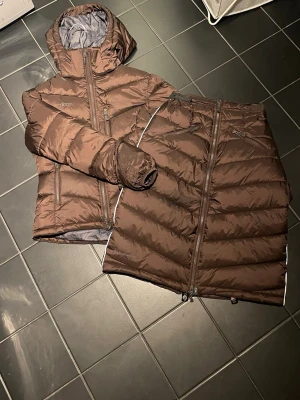 Kjol + Jacka från Uhip - Säljer min nordic jacka + kjol från uhip, fint skick med endast ettlitet hål i armen (som är lagat!). Kjolen har spännen runt benen när man rider. Jättevarm!