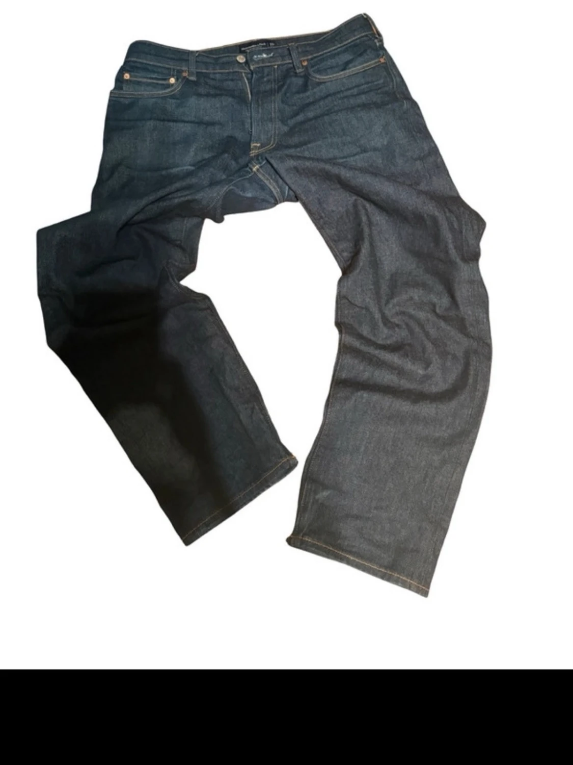 mörkblå jeans straight fit