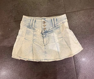 Ljusblå jeanskjol med knappar - Säljer min Jeans kjol från H&M, aldrig använd så den är som ny. Kjolen har en lätt utsvängd form med markerade sömmar och bred linning. Storleken är XXS men passar up till S