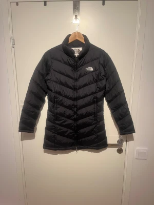 The north face - Säljer en svart The North Face‑jacka för kvinnor i storlek S. Jackan är i mycket bra skick och perfekt för kyligare dagar, med en stilren design som passar både vardag och utomhusaktiviteter. Hög kvalitet och bekväm passform.  Pris kan diskuteras. Skicka gärna bud. 
