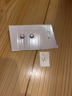 Korvakorut - Hopeanväriset korvakorut liilalla timantilla. Puhdistettu ja desinfioitu käytön jälkeen. Eläintalous MMM, lisätietoja saa kysymällä Katsothan myös muut ilmoitukseni Tarjoa 