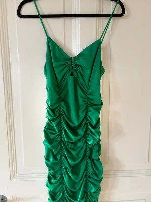 Classy grön klänning  - En skitsnygg klänning i grönt aldrig använd en storlek L men skulle säga M lite overs size S guldig detalj framtill ej omställbara band tyvärr , väldigt stretchig och SÅÅ snygg passform!! Köpt på Missäy