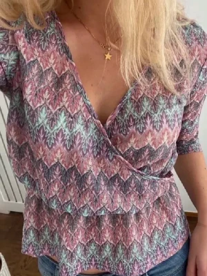 Mönstrad omlottblus i rosa och blå nyanser  - Superfin top i missoni mönster. Helt slutsåld, väldigt bra och fint skick, använt max 3 ggr💓