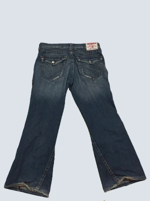 True Religion ”JOEY” - Fetaste jeansen nånsin, kommer ba aldrig t användning längre…. den keffa bilden gör inte justice för dessa men d skööön flare, storlek 34 sitter bra på mig som e 186cm lång…. 