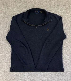 Mörkgrå half zip tröja Polo Ralph Lauren - Hej! Vi säljer nu denna långärmad half zip tröjan från Polo Ralph Lauren. Tröjan är i mycket fint skick, den har en broderad Polo-logotyp på bröstet och är tillverkad i mjukt bomull. Perfekt för dig som gillar stilrena och tidlösa plagg. Tveka inte på att höra av dig vid minsta lilla fråga. Pris kan diskutera vid snabb och smidig affär!😁😁