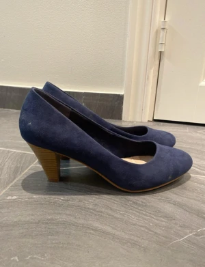 Mörkblå mocka pumps från Din Sko - Från din sko. Inga defekter, använd 1 gång. Klack höjd 7cm. Väldigt bekväma men kommer inte till användning därav säljer jag de. Beige klack.