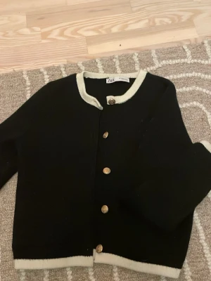 Svart kofta med vita detaljer från Zara - Snygg svart kofta från Zara 💖
