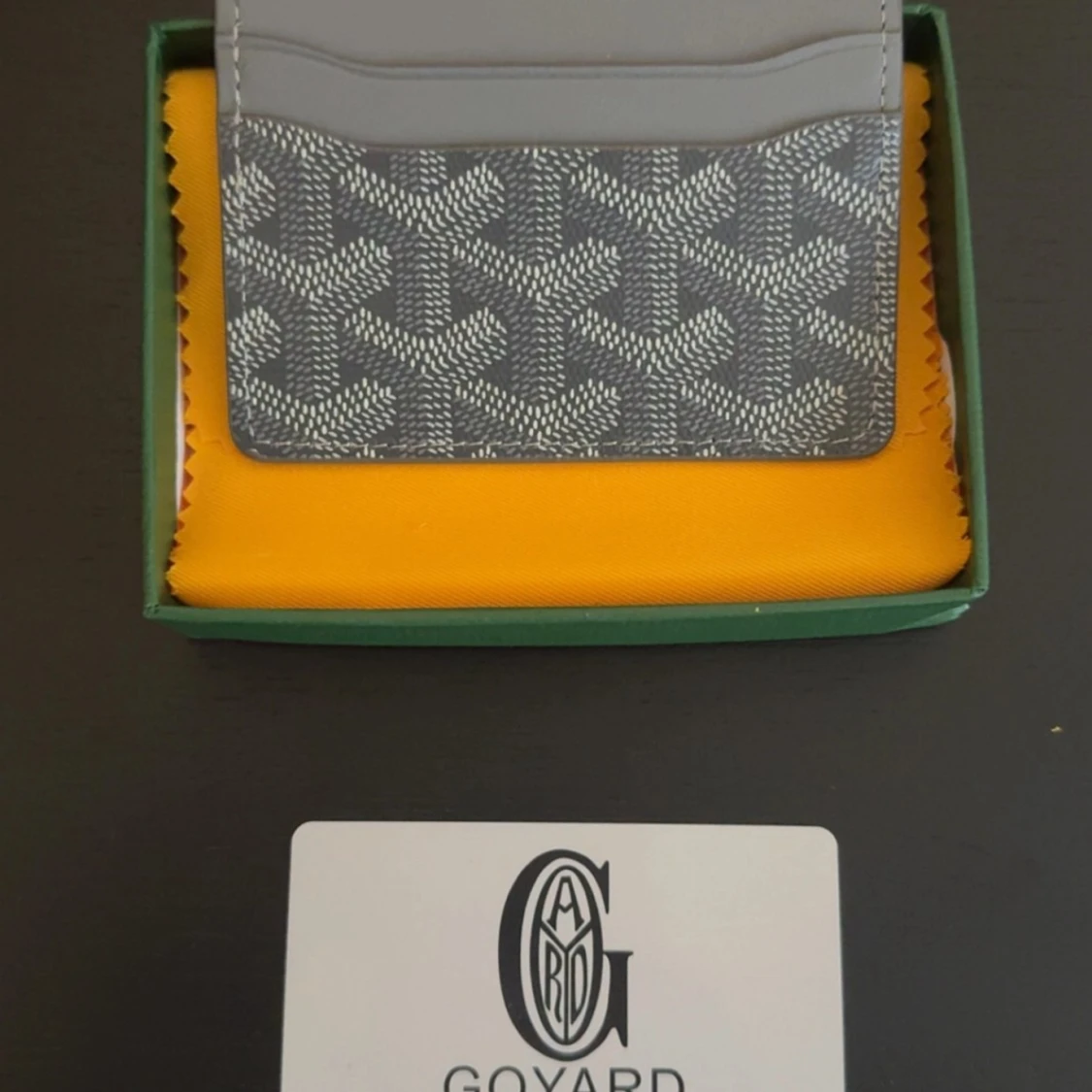 Grå plånbok med mönster