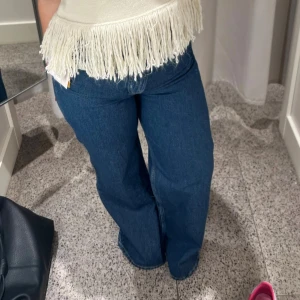 Blåa wide jeans med hög midja - Snygga blå jeans med hög midja och wide fit.  Perfekta för dig som gillar en avslappnad och trendig look.