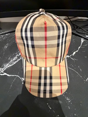 Burberry keps  - Aldrig använd 10/10) skick. Riktigt snygg burberry keps som inte säljs nu mera (deadstock)! 