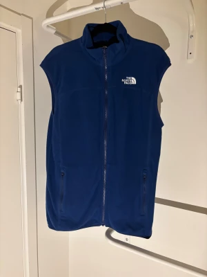 Fleece väst från The North Face - Säljer nu en riktigt snygg fleece väst från The North Face. Storlek S. Skick 9/10 nästan som ny. Kontakta mig om du skulle ha frågor ;)