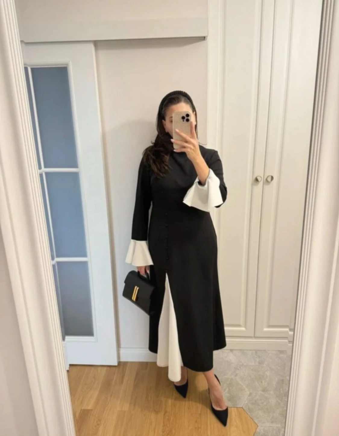 Svartvit långklänning med volangärm