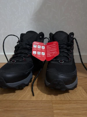 Merrell MOAB Speed Thermo Mid WP Spike – Strl 42 – Helt nya - Säljer dessa Merrell MOAB Speed Thermo Mid WP Spike i storlek 42. Skorna är helt nya, aldrig använda,prislappen sitter fortfarande kvar. Endast provade hemma. Köpta i fel storlek.  🔸 Vattentäta (WP) 🔸 Primaloft-isolering – värmer utan att bli klumpiga 🔸 Vibram-sula med metalldubbar – perfekt för is och vinter 🔸 Lätta & hållbara 🔸 90% återvunnet material i isoleringen  Kommer utan originalbox men skorna är i nyskick. Rök- och djurfritt hem.  Pris: 2000 kr (förhandlingsbart)  Perfekta för vinter