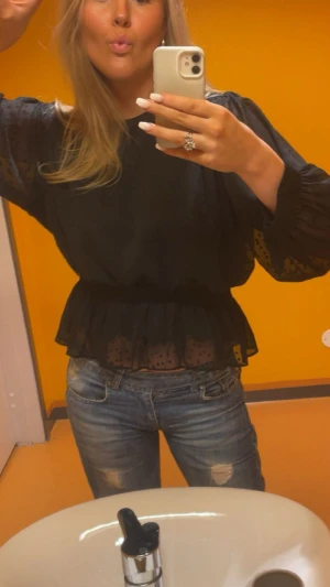 Svart blus  - Superfin svart blus med volanger, till både lite festligare tillfällen eller vardags🥰