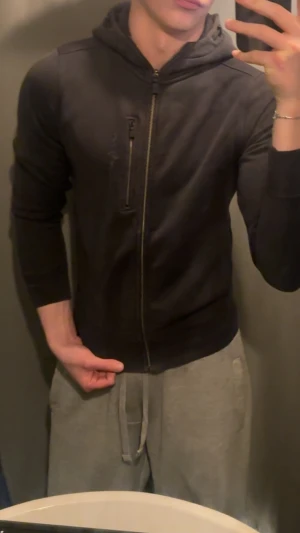 Sail Racing  - Svart hoodie med dragkedja och en ficka på bröstet