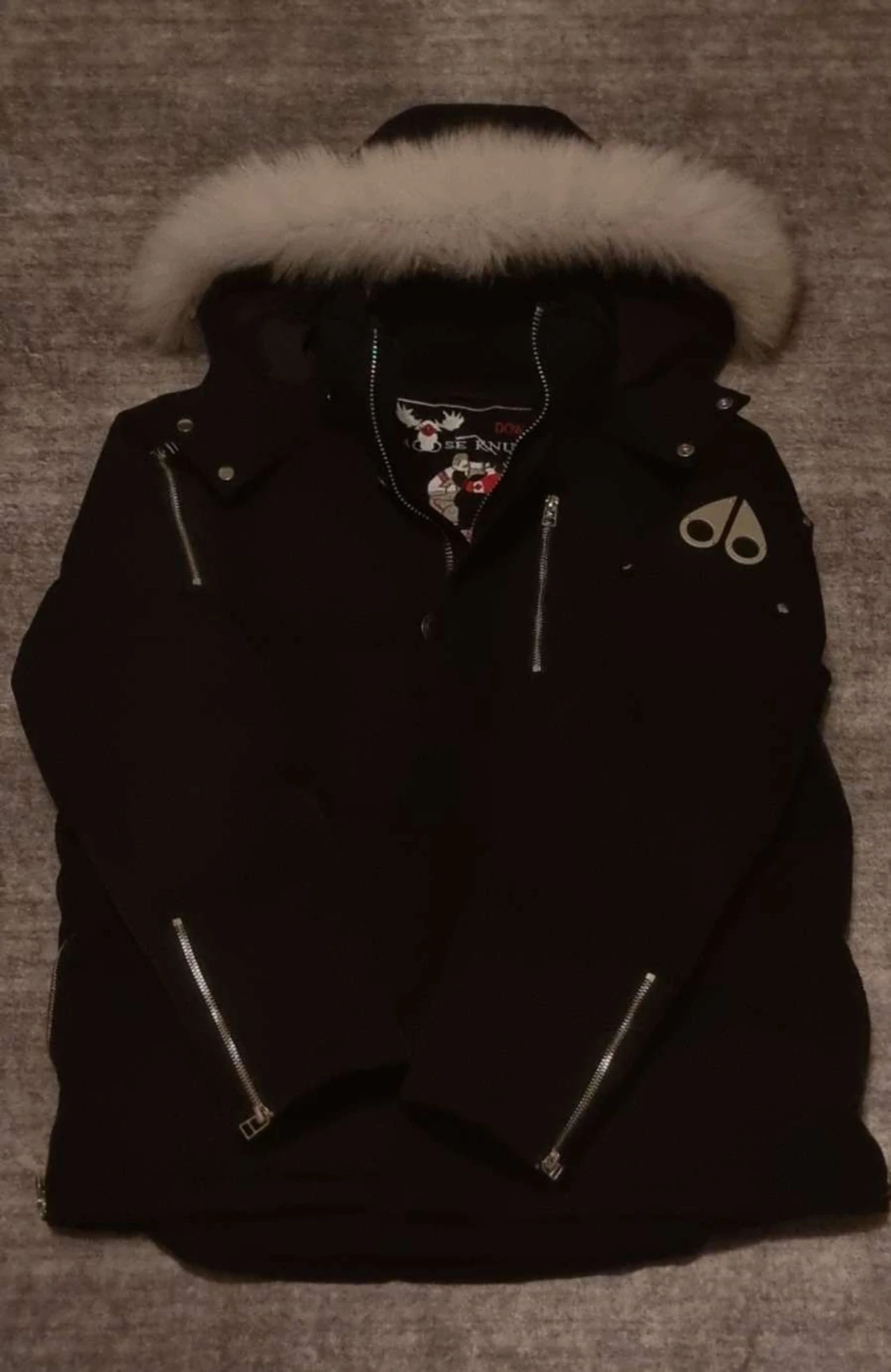 Svart dunjacka Moose Knuckles med päls