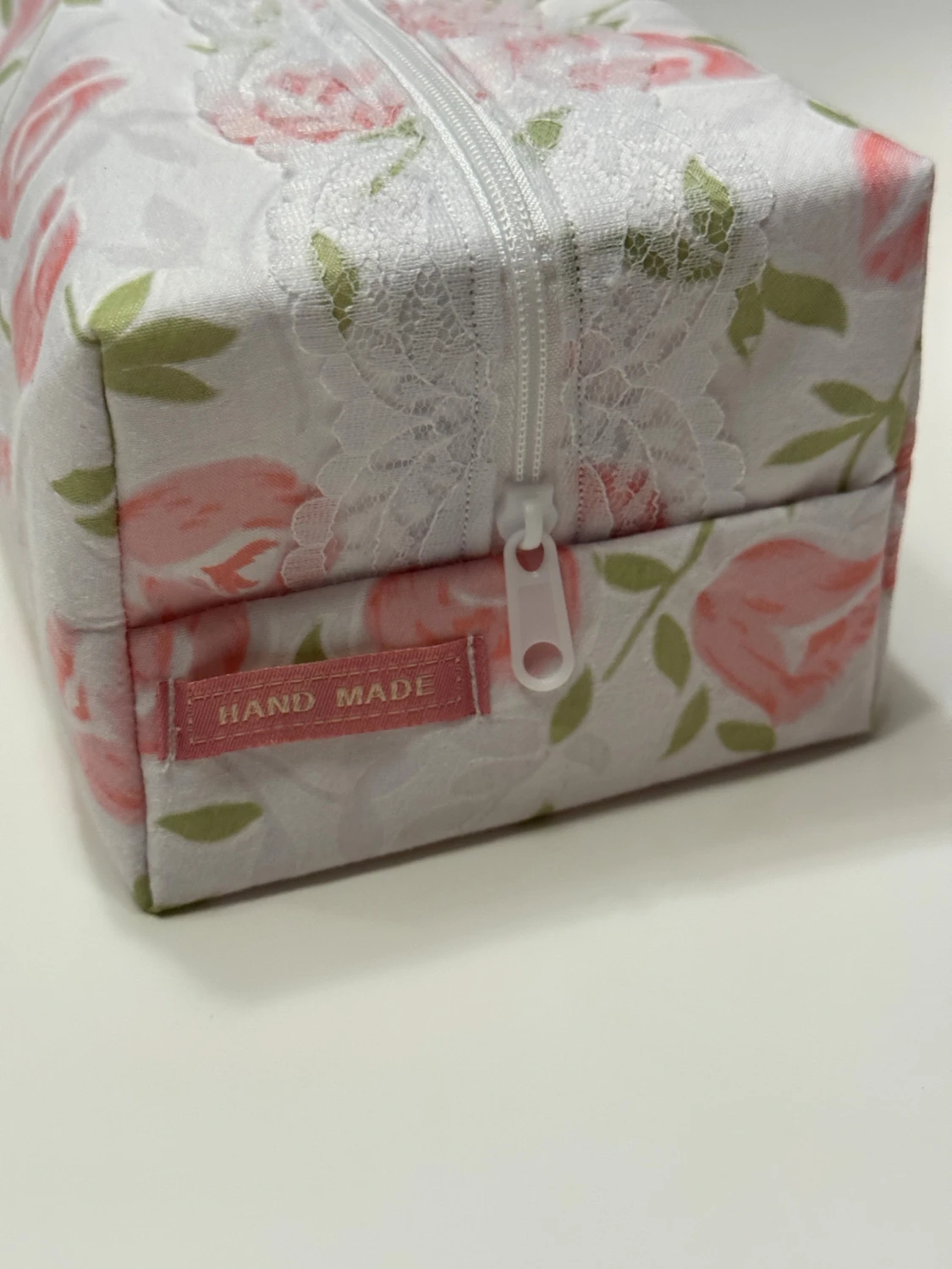 Handgjord necessär av second hand tyger