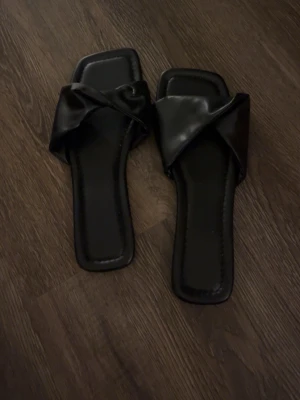 Svarta sandaler  -  Svarta sandaler med breda remmar och fyrkantig tå