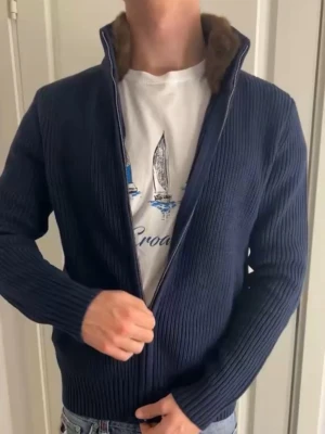 Fur lined zip up  - Helt ny, Väldigt snygg zip up tröja med fur lined nacke, vi har storlekarna S-L. Finns även ljusgrå/beige. Skriv innan ni köper |Potestas|