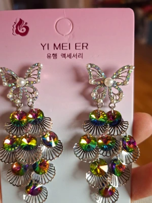 Fjärilsörhängen -  örhängen med fjärilar och regnbågsskimrande detaljer.