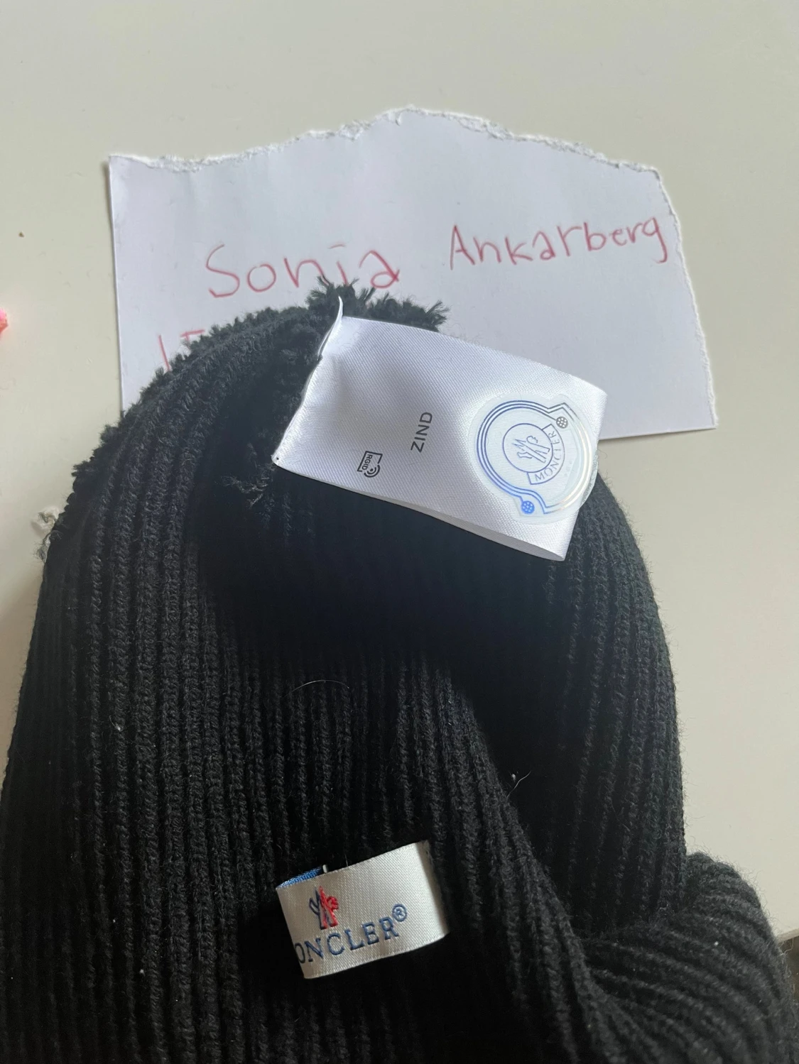 Svart Moncler mössa  - 2