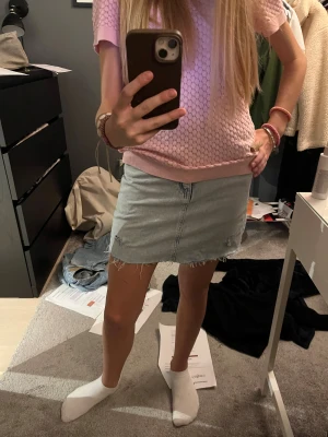 Jeans kjol - Jag säljer en perfekt kjol till varma sommardagar. Anledningen till att jag säljer den är för att den tyvärr inte har kommit till så stor användning. Köpt för 200kr och använd ca 4 gånger. pris kan diskuteras